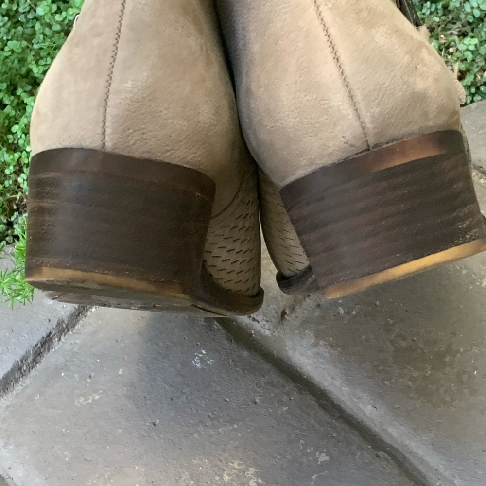🌺Lucky Brand Beige Perforated Ankle Boots - Picture 5 of 6